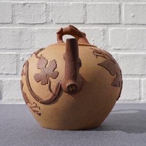 A large Chinese Yixing stoneware teapot with applied grape vines design, Kangxi — 照片 9
