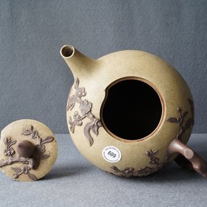 A large Chinese Yixing stoneware teapot with applied prunus design, Kangxi — 照片 12