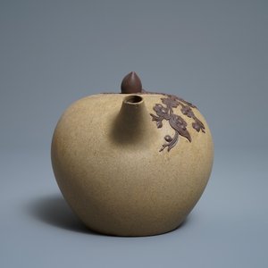 A large Chinese Yixing stoneware teapot with applied prunus design, Kangxi — 照片 3