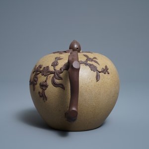 A large Chinese Yixing stoneware teapot with applied prunus design, Kangxi — 照片 5