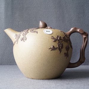 A large Chinese Yixing stoneware teapot with applied prunus design, Kangxi — 照片 8