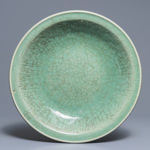 A large Chinese Zhejiang celadon-green charger, Ming — 照片 1