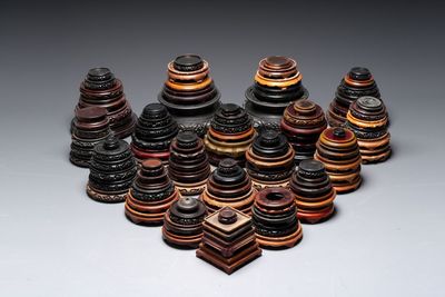 A large collection of 100 Chinese wooden stands, 19/20th C. — foto 2