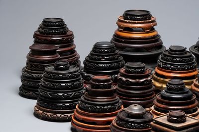 A large collection of 100 Chinese wooden stands, 19/20th C. — foto 4