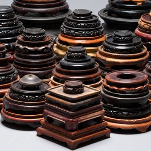 A large collection of 100 Chinese wooden stands, 19/20th C. — foto 3