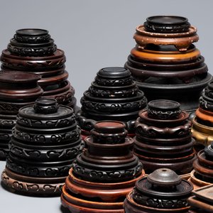 A large collection of 100 Chinese wooden stands, 19/20th C. — foto 4