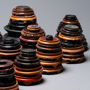 A large collection of 100 Chinese wooden stands, 19/20th C. — foto 5