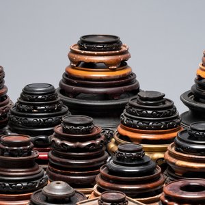A large collection of 100 Chinese wooden stands, 19/20th C. — foto 6