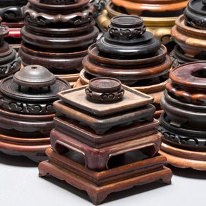 A large collection of 100 Chinese wooden stands, 19/20th C. — foto 7