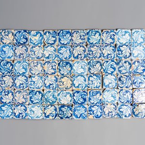 A large collection of 160 blue and white Spanish azulejos tiles with arabesque pattern, 2nd half 16th C. — foto 3