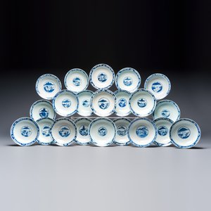 A large collection of 21 Chinese blue and white 'Sanxing' bowls — photo 1