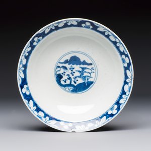 A large collection of 21 Chinese blue and white 'Sanxing' bowls — photo 20