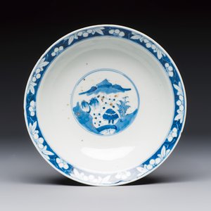 A large collection of 21 Chinese blue and white 'Sanxing' bowls — photo 24