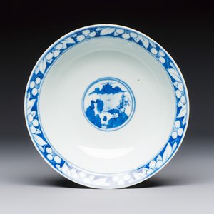 A large collection of 21 Chinese blue and white 'Sanxing' bowls — photo 34