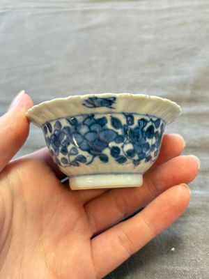 A large collection of 25 sets of Chinese blue, white and Imari-style cups and saucers, Kangxi/Qianlong — foto 102