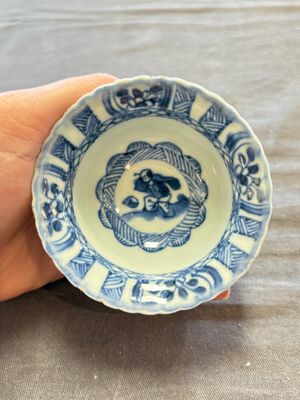 A large collection of 25 sets of Chinese blue, white and Imari-style cups and saucers, Kangxi/Qianlong — foto 103