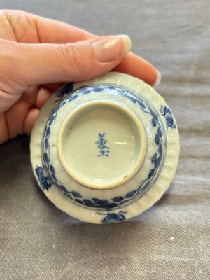 A large collection of 25 sets of Chinese blue, white and Imari-style cups and saucers, Kangxi/Qianlong — foto 104