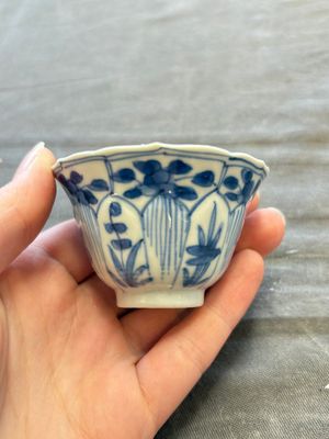 A large collection of 25 sets of Chinese blue, white and Imari-style cups and saucers, Kangxi/Qianlong — foto 105