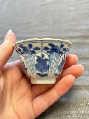 A large collection of 25 sets of Chinese blue, white and Imari-style cups and saucers, Kangxi/Qianlong — foto 106