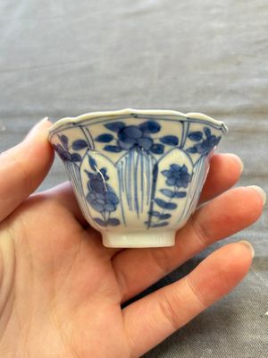 A large collection of 25 sets of Chinese blue, white and Imari-style cups and saucers, Kangxi/Qianlong — foto 107
