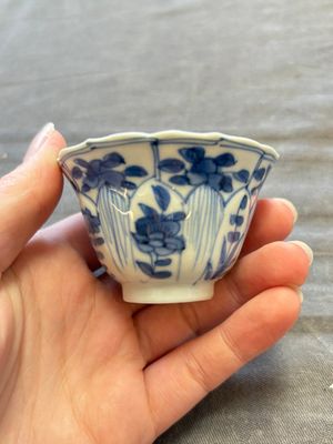 A large collection of 25 sets of Chinese blue, white and Imari-style cups and saucers, Kangxi/Qianlong — foto 108