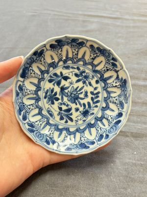 A large collection of 25 sets of Chinese blue, white and Imari-style cups and saucers, Kangxi/Qianlong — foto 11