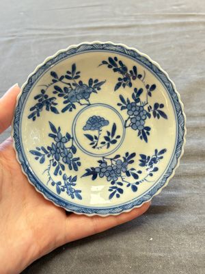 A large collection of 25 sets of Chinese blue, white and Imari-style cups and saucers, Kangxi/Qianlong — foto 111