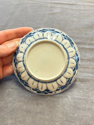 A large collection of 25 sets of Chinese blue, white and Imari-style cups and saucers, Kangxi/Qianlong — foto 12