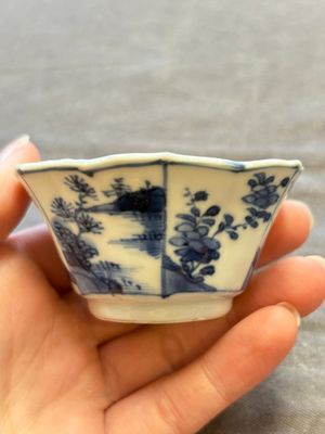 A large collection of 25 sets of Chinese blue, white and Imari-style cups and saucers, Kangxi/Qianlong — foto 130