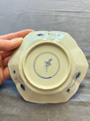 A large collection of 25 sets of Chinese blue, white and Imari-style cups and saucers, Kangxi/Qianlong — foto 136