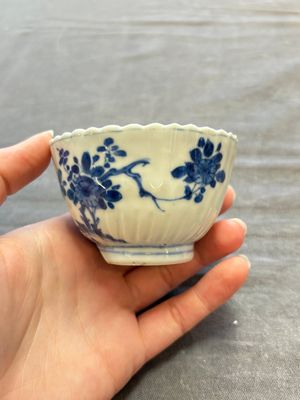 A large collection of 25 sets of Chinese blue, white and Imari-style cups and saucers, Kangxi/Qianlong — foto 14