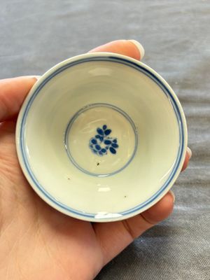 A large collection of 25 sets of Chinese blue, white and Imari-style cups and saucers, Kangxi/Qianlong — foto 149