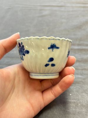 A large collection of 25 sets of Chinese blue, white and Imari-style cups and saucers, Kangxi/Qianlong — foto 15