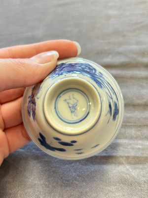 A large collection of 25 sets of Chinese blue, white and Imari-style cups and saucers, Kangxi/Qianlong — foto 156