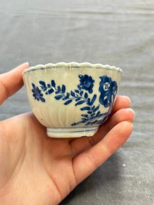 A large collection of 25 sets of Chinese blue, white and Imari-style cups and saucers, Kangxi/Qianlong — foto 16
