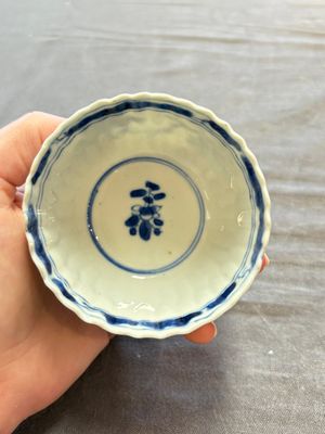 A large collection of 25 sets of Chinese blue, white and Imari-style cups and saucers, Kangxi/Qianlong — foto 17
