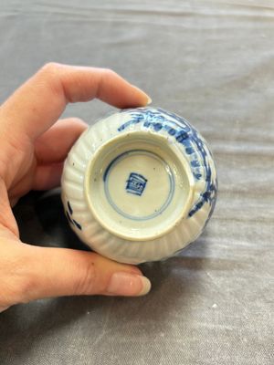 A large collection of 25 sets of Chinese blue, white and Imari-style cups and saucers, Kangxi/Qianlong — foto 18