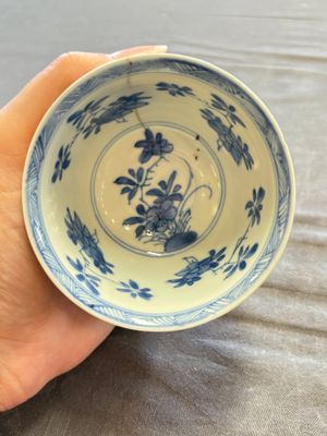 A large collection of 25 sets of Chinese blue, white and Imari-style cups and saucers, Kangxi/Qianlong — foto 181
