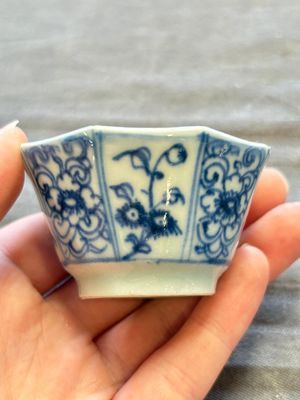 A large collection of 25 sets of Chinese blue, white and Imari-style cups and saucers, Kangxi/Qianlong — foto 185