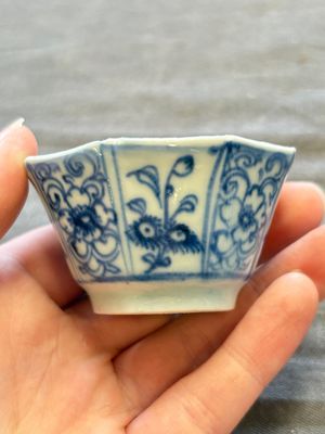 A large collection of 25 sets of Chinese blue, white and Imari-style cups and saucers, Kangxi/Qianlong — foto 186