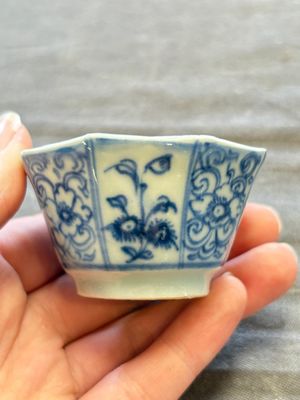 A large collection of 25 sets of Chinese blue, white and Imari-style cups and saucers, Kangxi/Qianlong — foto 187