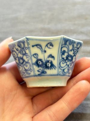 A large collection of 25 sets of Chinese blue, white and Imari-style cups and saucers, Kangxi/Qianlong — foto 188