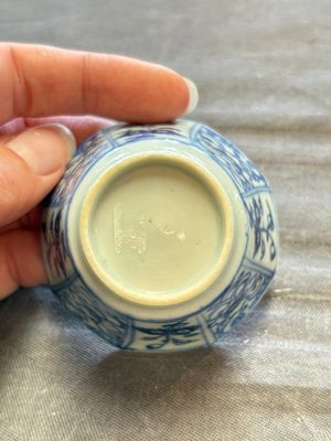 A large collection of 25 sets of Chinese blue, white and Imari-style cups and saucers, Kangxi/Qianlong — foto 190