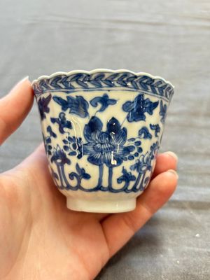 A large collection of 25 sets of Chinese blue, white and Imari-style cups and saucers, Kangxi/Qianlong — foto 19
