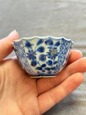 A large collection of 25 sets of Chinese blue, white and Imari-style cups and saucers, Kangxi/Qianlong — foto 193