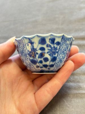 A large collection of 25 sets of Chinese blue, white and Imari-style cups and saucers, Kangxi/Qianlong — foto 196