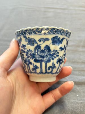 A large collection of 25 sets of Chinese blue, white and Imari-style cups and saucers, Kangxi/Qianlong — foto 21
