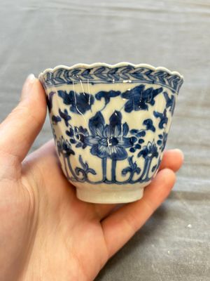 A large collection of 25 sets of Chinese blue, white and Imari-style cups and saucers, Kangxi/Qianlong — foto 22