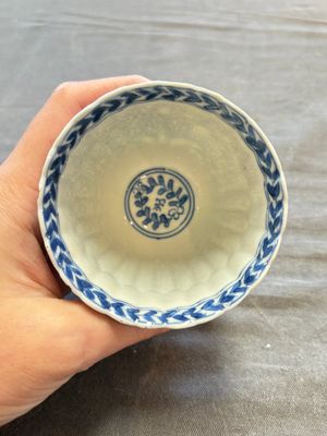 A large collection of 25 sets of Chinese blue, white and Imari-style cups and saucers, Kangxi/Qianlong — foto 23