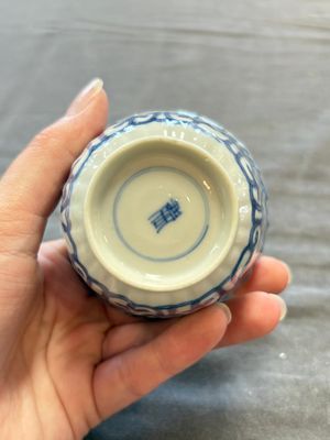 A large collection of 25 sets of Chinese blue, white and Imari-style cups and saucers, Kangxi/Qianlong — foto 24